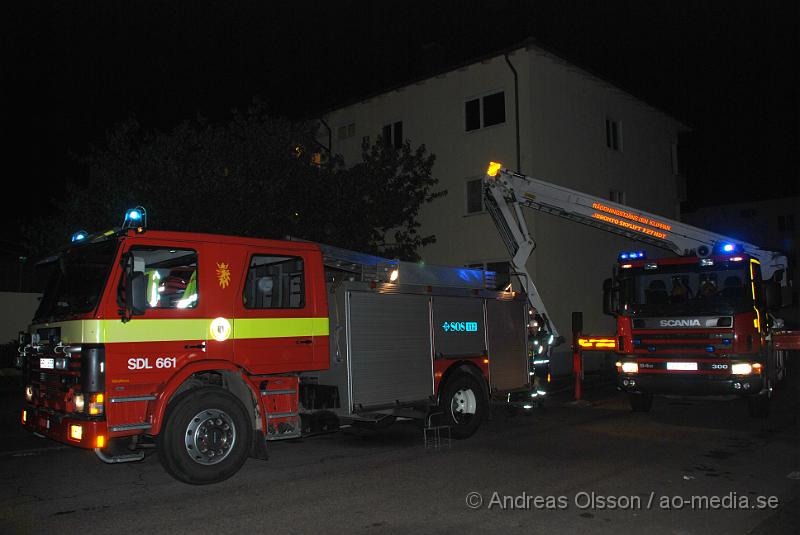 DSC_0218.JPG - Klockan 00,28 larmades Räddningstjänsten,Ambulansen och Polis till en lägenhet på Åbygatan i Klippan. Man hade sett lågor och rök komma ut från lägenheten på tredje våningen.Enligt uppgifter på plats så var det ett ljus som orsakat en mindre brand som snabbt kunde släckas. Ingen person kom till skada.