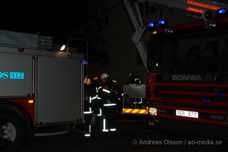 DSC_0219.JPG - Klockan 00,28 larmades Räddningstjänsten,Ambulansen och Polis till en lägenhet på Åbygatan i Klippan. Man hade sett lågor och rök komma ut från lägenheten på tredje våningen.Enligt uppgifter på plats så var det ett ljus som orsakat en mindre brand som snabbt kunde släckas. Ingen person kom till skada.