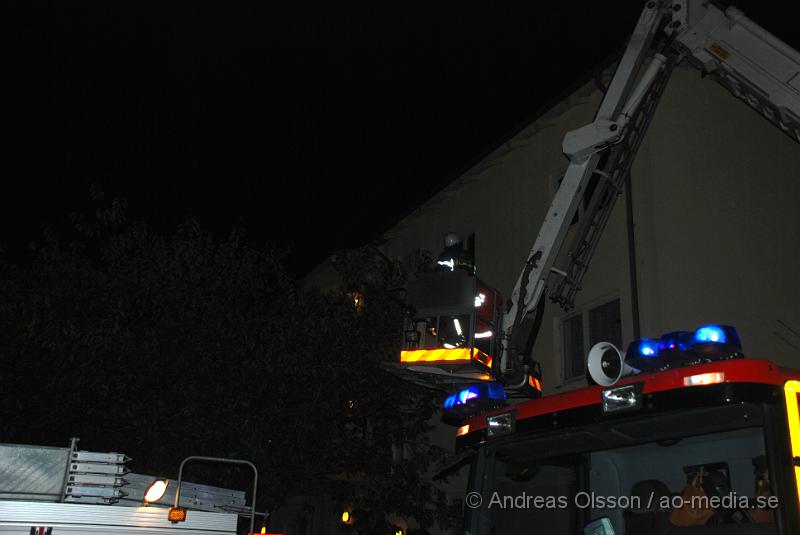 DSC_0220.JPG - Klockan 00,28 larmades Räddningstjänsten,Ambulansen och Polis till en lägenhet på Åbygatan i Klippan. Man hade sett lågor och rök komma ut från lägenheten på tredje våningen.Enligt uppgifter på plats så var det ett ljus som orsakat en mindre brand som snabbt kunde släckas. Ingen person kom till skada.