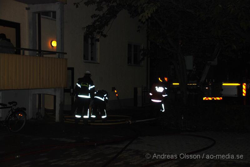 DSC_0228.JPG - Klockan 00,28 larmades Räddningstjänsten,Ambulansen och Polis till en lägenhet på Åbygatan i Klippan. Man hade sett lågor och rök komma ut från lägenheten på tredje våningen.Enligt uppgifter på plats så var det ett ljus som orsakat en mindre brand som snabbt kunde släckas. Ingen person kom till skada.