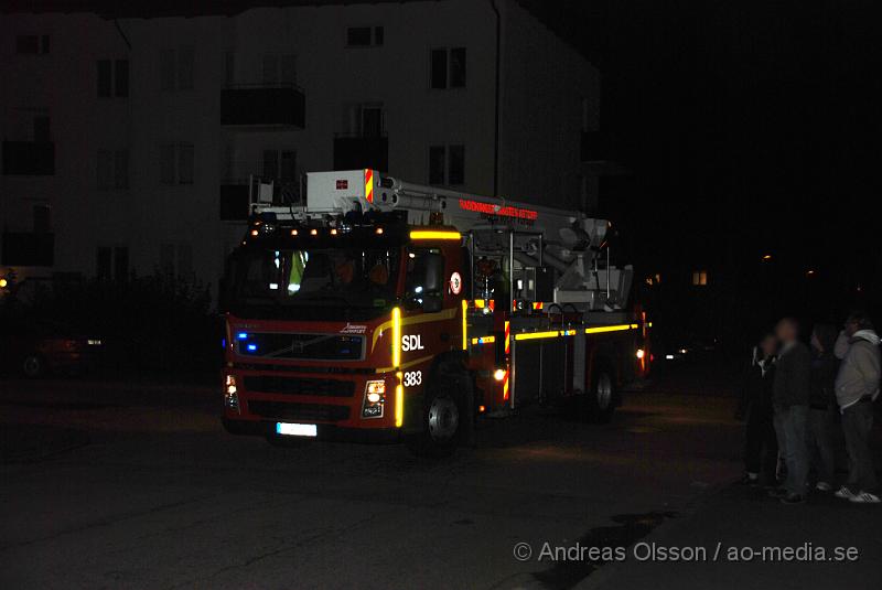 DSC_0229.JPG - Klockan 00,28 larmades Räddningstjänsten,Ambulansen och Polis till en lägenhet på Åbygatan i Klippan. Man hade sett lågor och rök komma ut från lägenheten på tredje våningen.Enligt uppgifter på plats så var det ett ljus som orsakat en mindre brand som snabbt kunde släckas. Ingen person kom till skada.