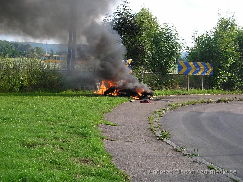 P1016574.JPG - Vid 19,30 tiden Larmades Räddningstjänst och ambulans till Klippan. Det var en motorcykel som hade kört och vält och börjat brinna. Föraren klarade sig utan skador!