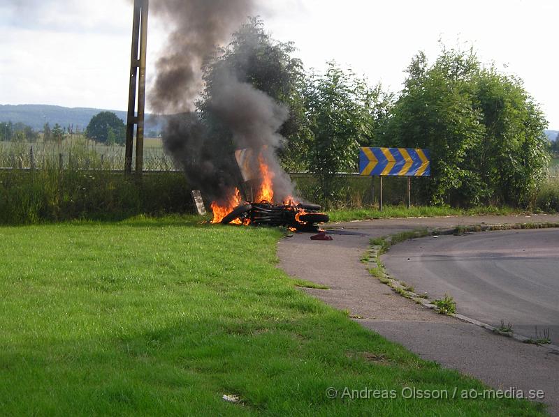 P1016576.JPG - Vid 19,30 tiden Larmades Räddningstjänst och ambulans till Klippan. Det var en motorcykel som hade kört och vält och börjat brinna. Föraren klarade sig utan skador!