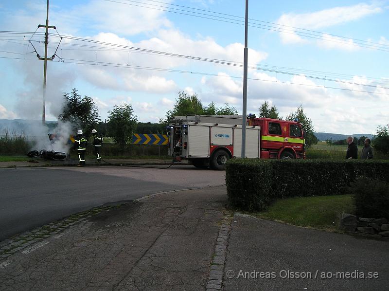 P1016580.JPG - Vid 19,30 tiden Larmades Räddningstjänst och ambulans till Klippan. Det var en motorcykel som hade kört och vält och börjat brinna. Föraren klarade sig utan skador