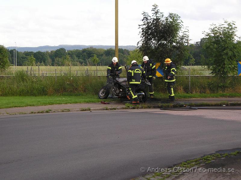 P1016582.JPG - Vid 19,30 tiden Larmades Räddningstjänst och ambulans till Klippan. Det var en motorcykel som hade kört och vält och börjat brinna. Föraren klarade sig utan skador