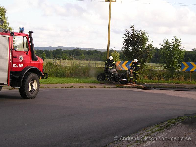 P1016586.JPG - Vid 19,30 tiden Larmades Räddningstjänst och ambulans till Klippan. Det var en motorcykel som hade kört och vält och börjat brinna. Föraren klarade sig utan skador!