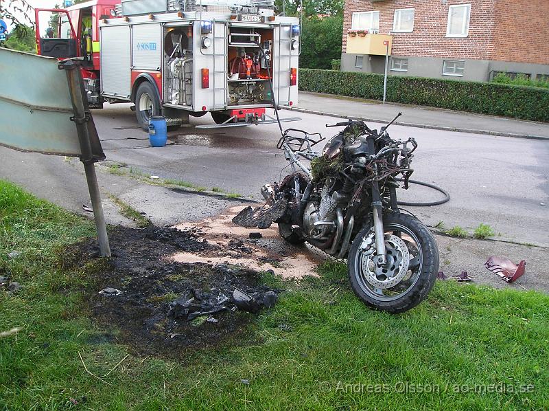 P1016591.JPG - Vid 19,30 tiden Larmades Räddningstjänst och ambulans till Klippan. Det var en motorcykel som hade kört och vält och börjat brinna. Föraren klarade sig utan skador!