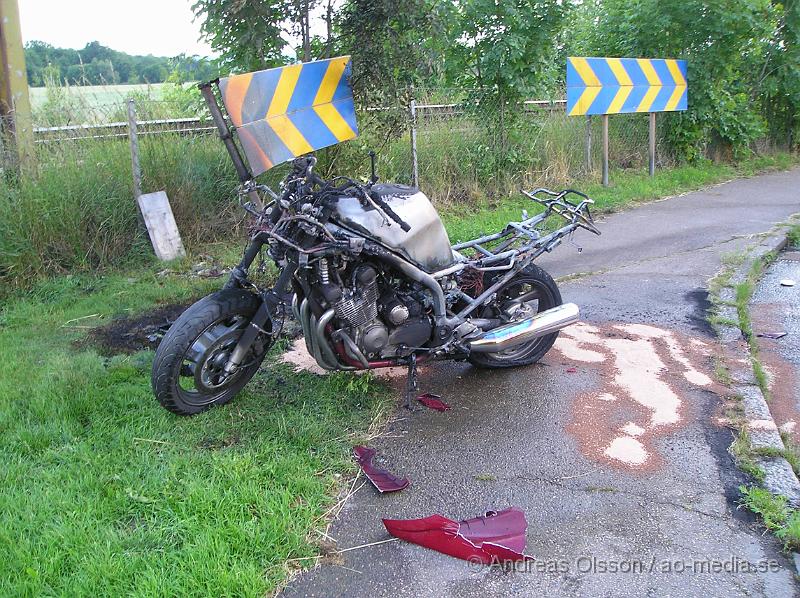 P1016593.JPG - Vid 19,30 tiden Larmades Räddningstjänst och ambulans till Klippan. Det var en motorcykel som hade kört och vält och börjat brinna. Föraren klarade sig utan skador!