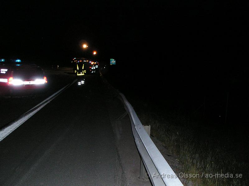 P1016295.JPG - Vid 22.40 tiden larmades Räddningstjänst,Polis och Ambulans till en trafikolycka på E4an vid Eket norrgående riktning mot Örkelljunga. I bilen fanns det 5-6 barn och 3 vuxna!Minst 6 Ambulanser larmades till platsen men alla blev tillbaka dragna igen då där inte var någon skadad. Räddningsledaren tyckte det var konstigt, men bra!