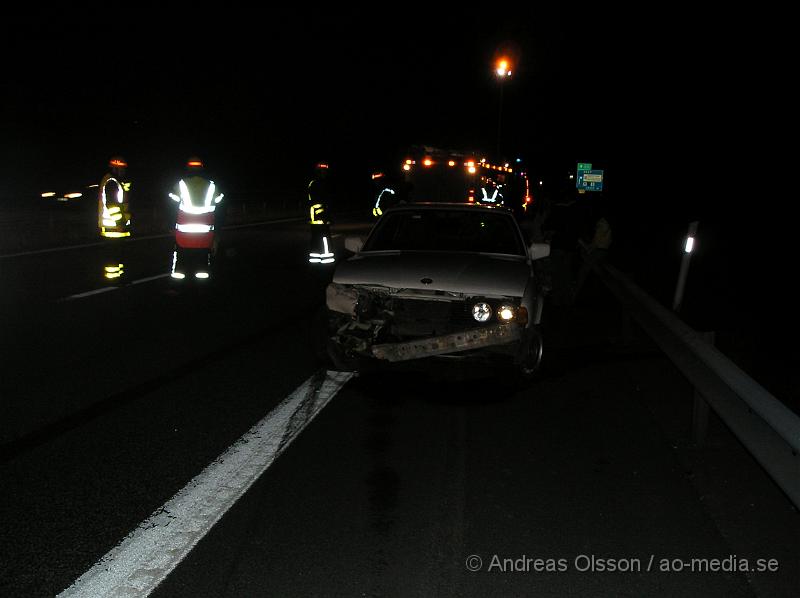 P1016297.JPG - Vid 22.40 tiden larmades Räddningstjänst,Polis och Ambulans till en trafikolycka på E4an vid Eket norrgående riktning mot Örkelljunga. I bilen fanns det 5-6 barn och 3 vuxna!Minst 6 Ambulanser larmades till platsen men alla blev tillbaka dragna igen då där inte var någon skadad. Räddningsledaren tyckte det var konstigt, men bra!